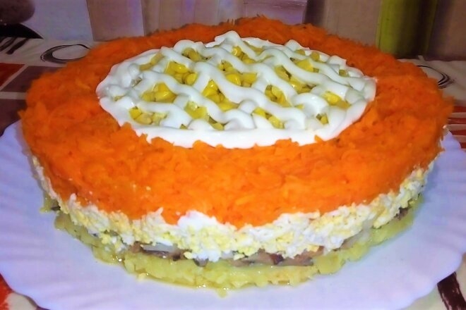 Слоеный салат Шпротка с картофелем и кукурузой - «Закуски»