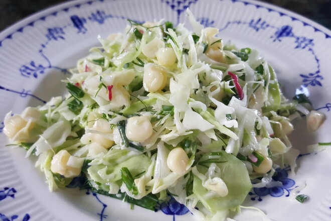 Овощной салат Пикник со свежей кукурузой и капустой - «Закуски»