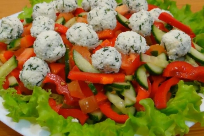 Овощной салат с шариками из брынзы и зелени - «Закуски»