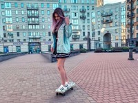 Внучка Боярского в экстремальном мини прокатилась по Питеру на скейте - «Я как Звезда»