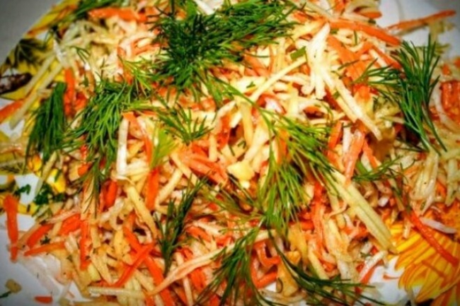 Салат из дайкона, моркови, кислого яблока с грецкими орехами - «Закуски»