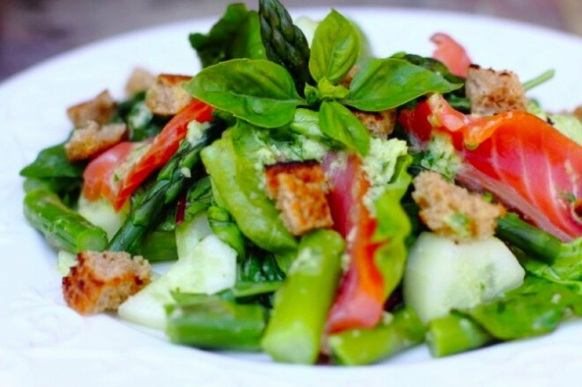 Салат со спаржей, копченым лососем и сухариками - «Закуски»