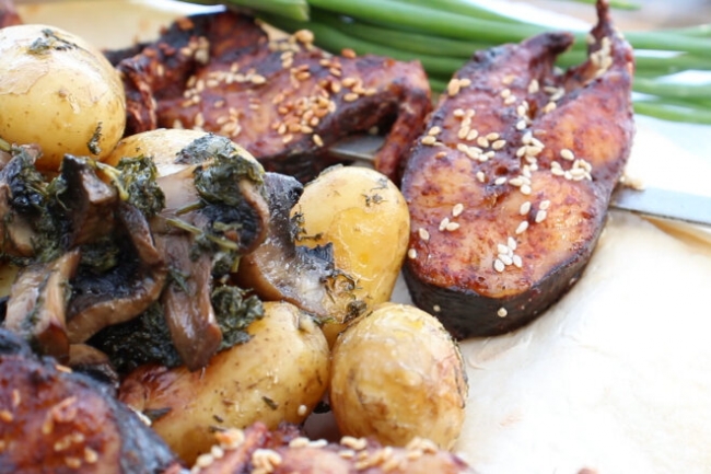 Пеленгас на углях с молодой картошкой и грибами в фольге - «Второе блюдо»