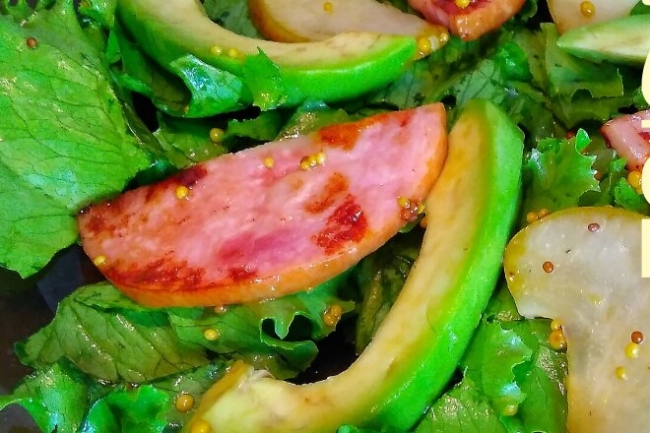 Салат с ветчиной, грушами и авокадо - «Закуски»