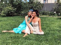 Без макияжа и в сарафане: Подольская показала летнее фото с подругой - «Я как Звезда»