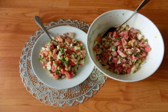 Салат из крабовых палочек с консервированной фасолью и яйцами - «Закуски»