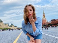 Молодая жена Николаева прогулялась по Красной площади в микрошортах - «Я как Звезда»