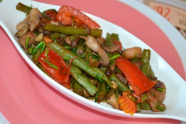 Теплый салат с говядиной, фасолью и помидорами черри - «Закуски»