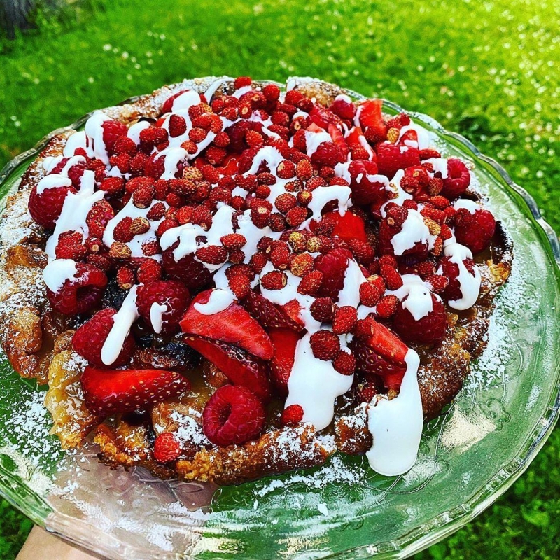 Самый летний десерт: Елена Захарова приготовила галету с ягодами по рецепту Юлии Высоцкой - «Я и Отдых»