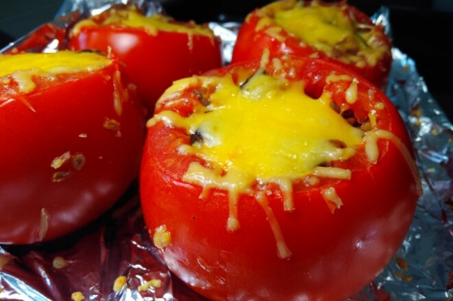 Фаршированные помидоры с баклажанами, луком и сыром - «Закуски»