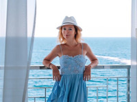 Елена Захарова позирует в голубом платье и шляпке на фоне моря - «Я как Звезда»