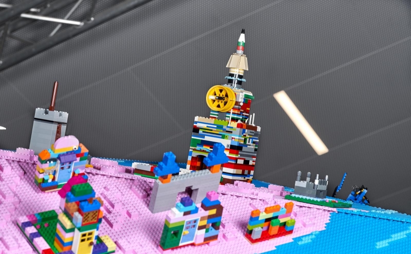 Мальчик из России построил из кубиков «Лего» Спасскую башню, и его работа стала частью масштабной инсталляции - «Я и Дети»
