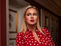 Анна Семенович в красном платье в горох собрала комплименты фанатов - «Я как Звезда»