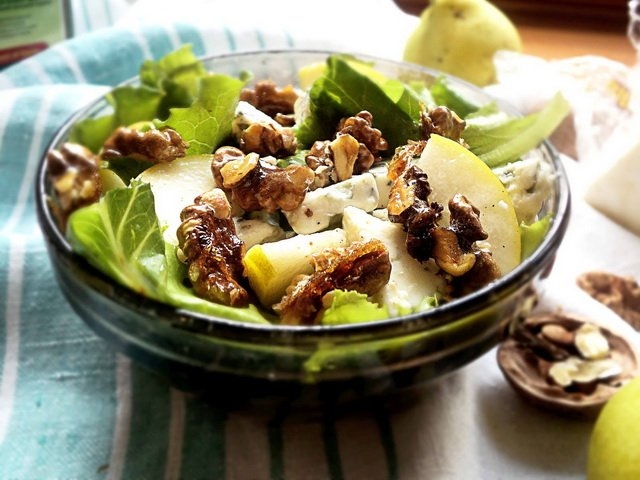 Салат из груш с орехами - «Закуски»