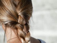 Блогерша с двухметровыми локонами перечислила безопасные для волос прически - «Про жизнь»