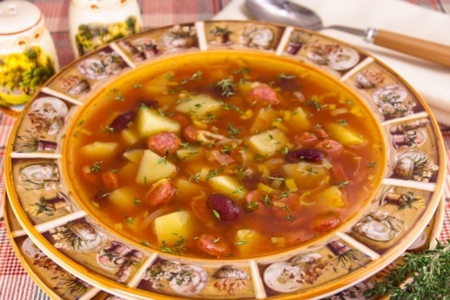 Томатный суп с охотничьими колбасками и фасолью - «Первое блюдо»