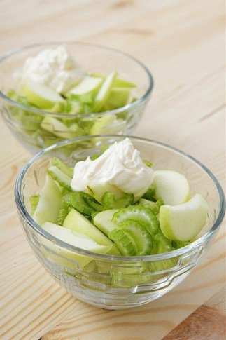 Салат с сельдереем и зеленым яблоком - «Закуски»