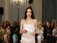 Британский бренд представил платье со встроенными наушниками - «Про жизнь»